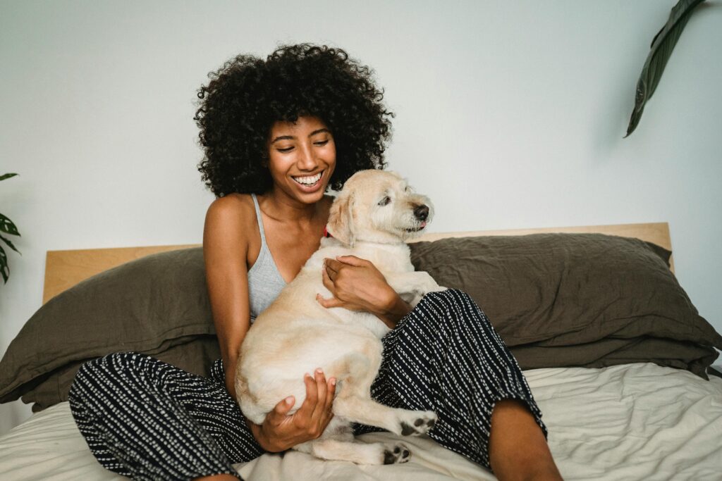 Puppy training - bedtime routines for puppies. A girl with a puppy on the bed. 